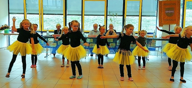 Turnkinder tanzen Biene Maja